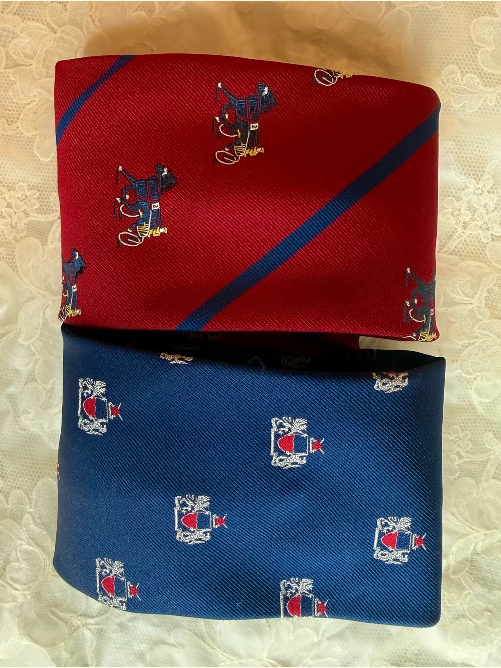 Vtg Curated Old Money Duo Neck Ties Navy Crest & Red Carriage Equestrian Retro - Picture 9 of 12